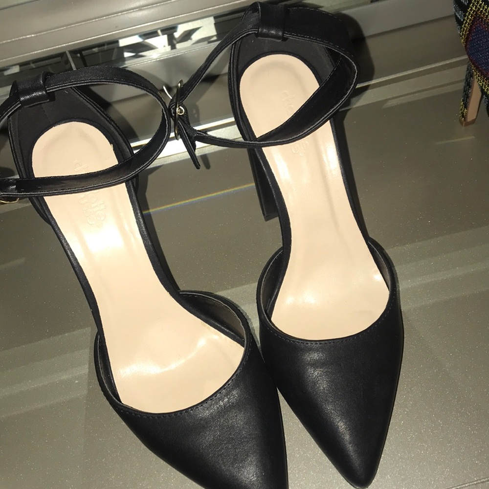 Black buckle pointed toe shoe